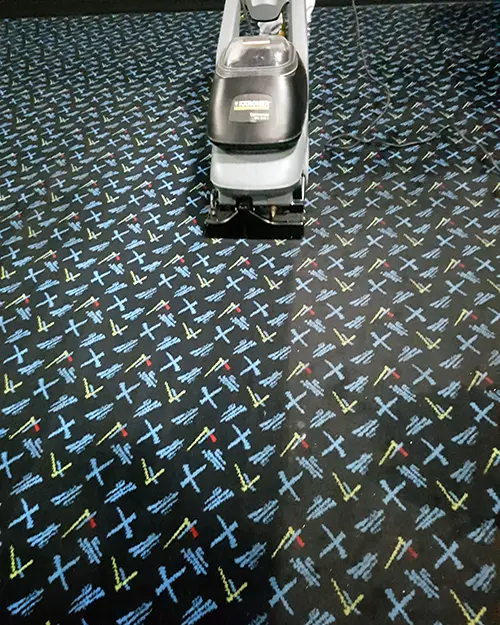 Antes y después lavado de alfombra corporativa