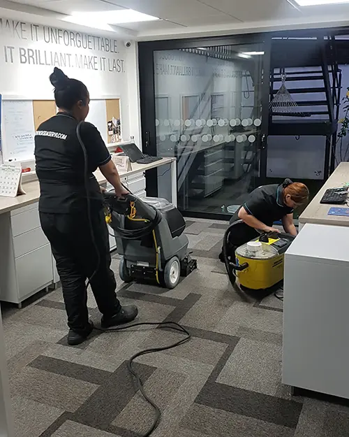 Lavado de alfombras en oficinas con equipos profesionales